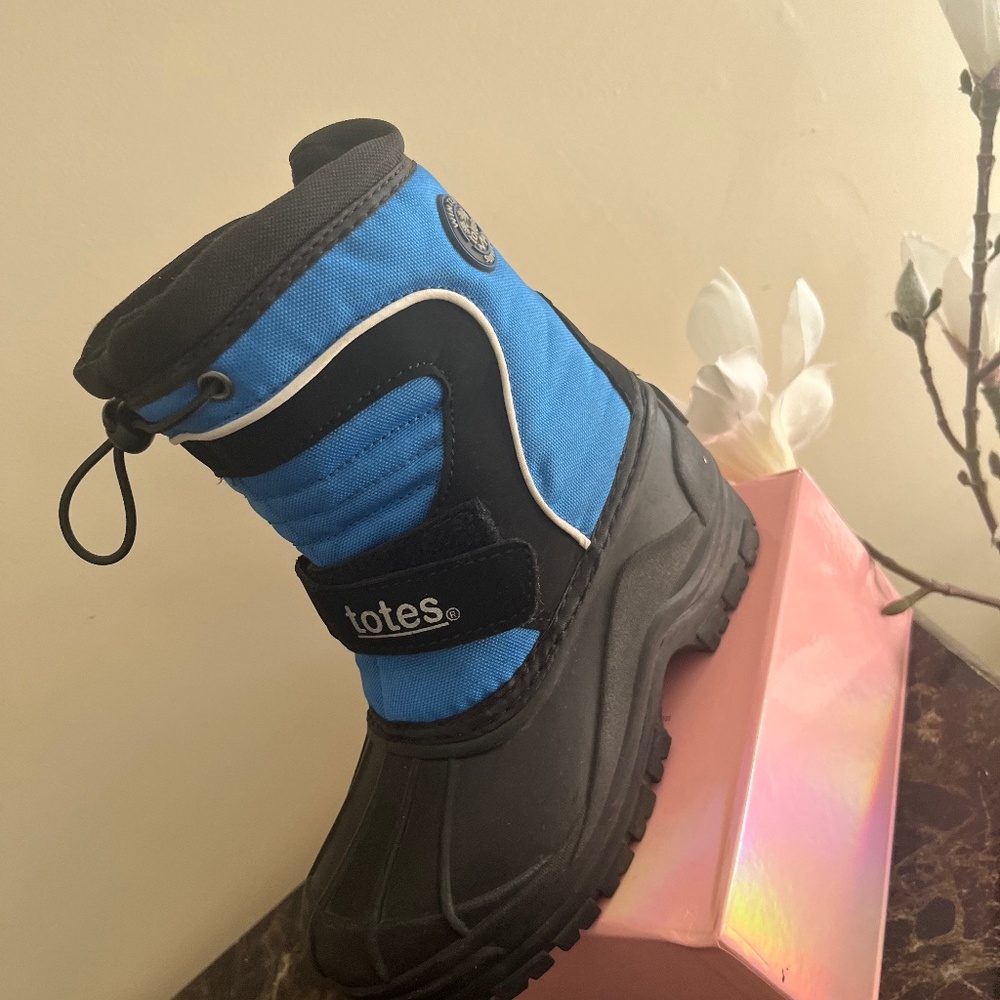 Boys tote boots